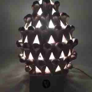 Lampada Pigna Multiled in ceramica di Caltagirone con Telecomando bianca dipinta a mano un prodotto artigianale dal design elegante
