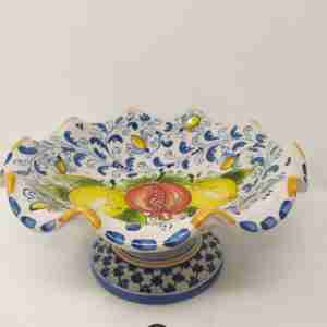Cantrotavola alzata in ceramica di Caltagirone dipinta a mano dal design elegante per abbellire la tua tavola