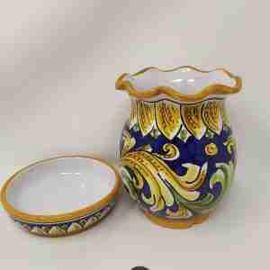 Scolaposate blu in ceramica di Caltagirone dipinto a mano in stile barocco dal design elegante Made in Sicily
