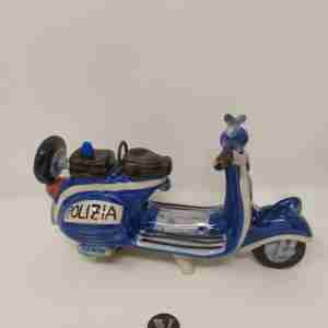Vespa Polizia in ceramica di Caltagirone dipinta a mano