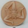 Trinacria in terracotta simbolo della Sicilia souvenir per turisti