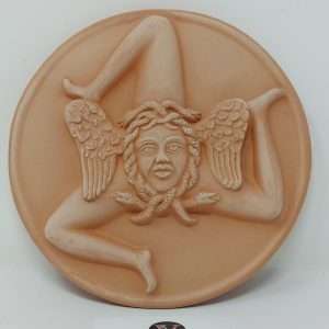 Trinacria in terracotta simbolo della Sicilia souvenir per turisti