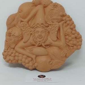 Trinacria in terracotta con testa femminile con tre gambe souvenir per turisti simbolo della Sicilia